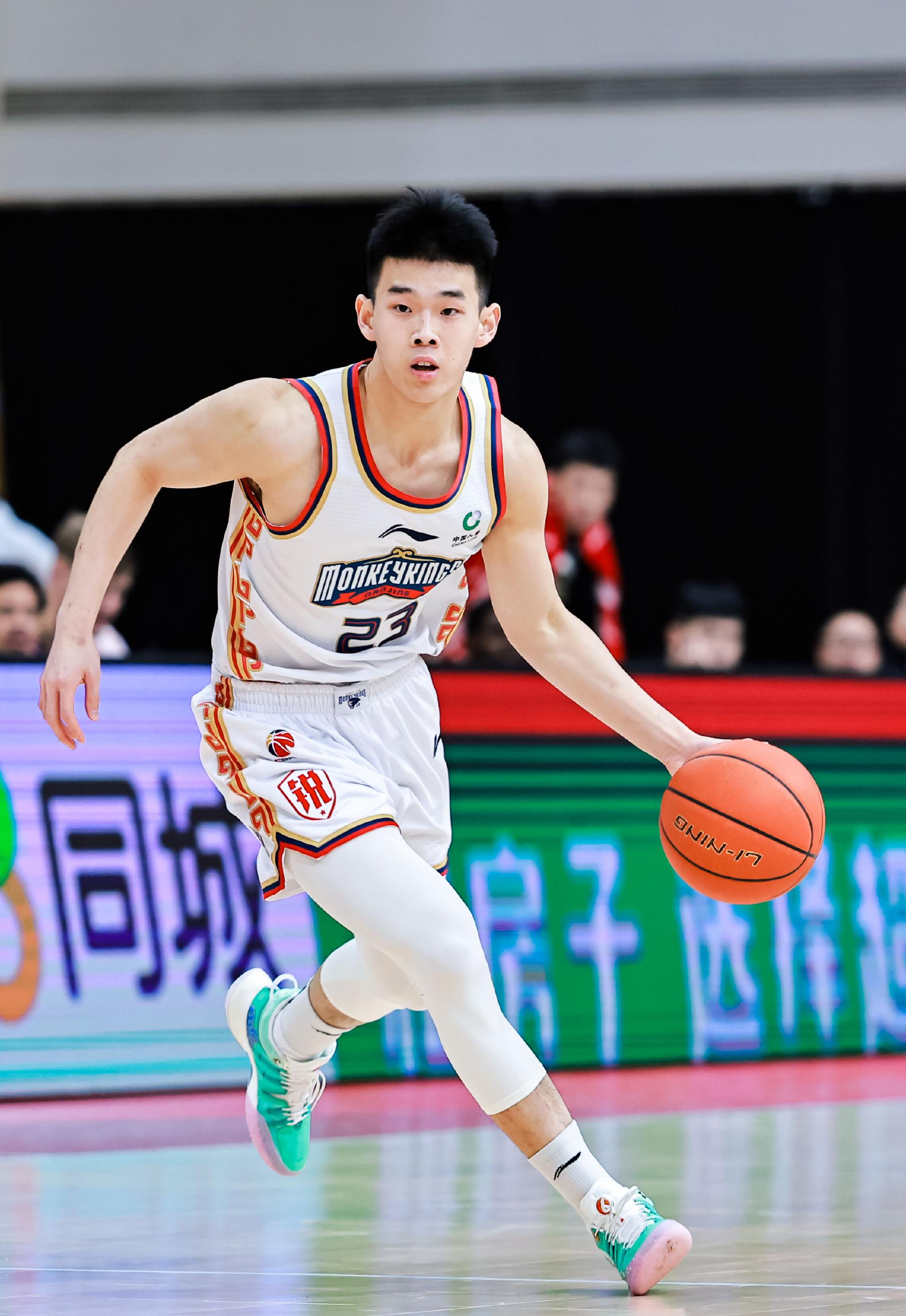 林崴31分同曦不敌广东李弘权26分上海胜四川(李弘权是谁的儿子)