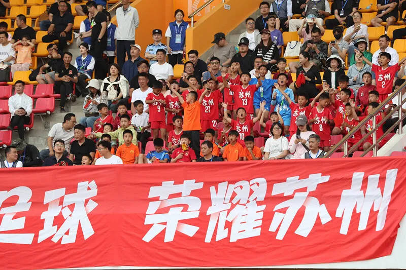 激情碰撞！两队将在比赛中决定胜者(激烈的赛场上甲乙两队正在争夺冠亚军)